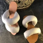 Rasteira Máxima Pillow Branco Solado Caramelo