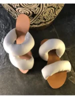 Rasteira Máxima Pillow Branco Solado Caramelo